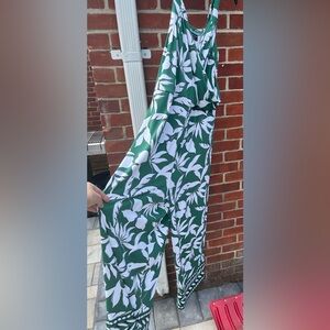 Green & white jumper. Very comfy. Vneck line. Polyester/spandex size 18-20 mint